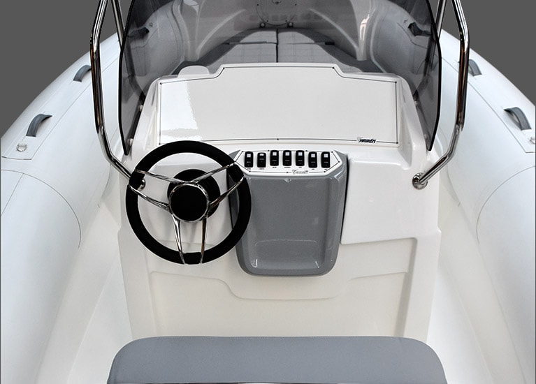 Modello 226 - Consolle di guida completa di parabrezza, tientibene in inox, portastrumenti, timoneria, volante e seduta anteriore a due posti
