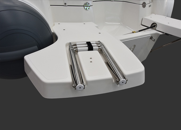 Modello 540 - Stern platform with ladder and shower